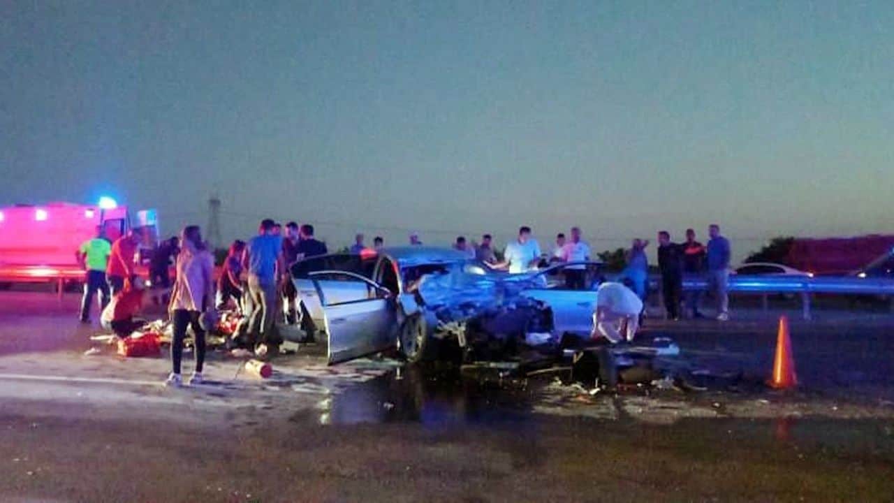 Antalya’da Düğüne Giderken Su Tankeriyle Çarpışan Ailenin 3 Üyesi Hayatını Kaybetti