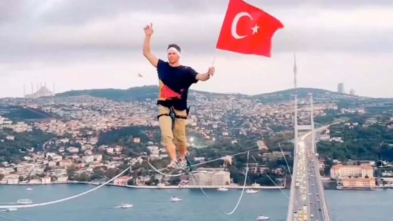 Dünyada Bir İlk: Estonyalı Atlet Jaan Roose, İp Üzerinde Asya’dan Avrupa’ya Geçti