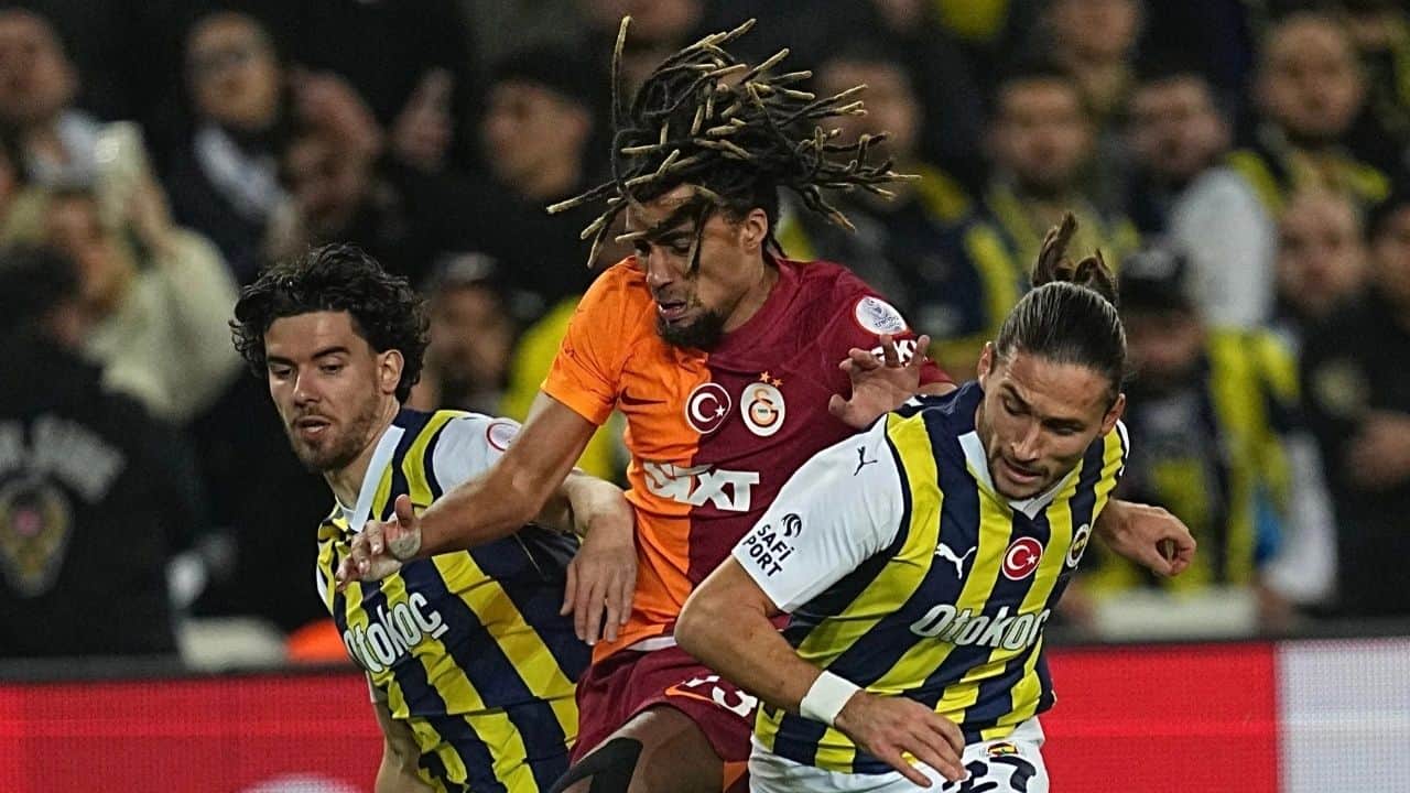 Fenerbahçe’nin Derbi Faciası: Galatasaray’a 3-1 Yenilerek Üst Sıralardan Uzaklaştı