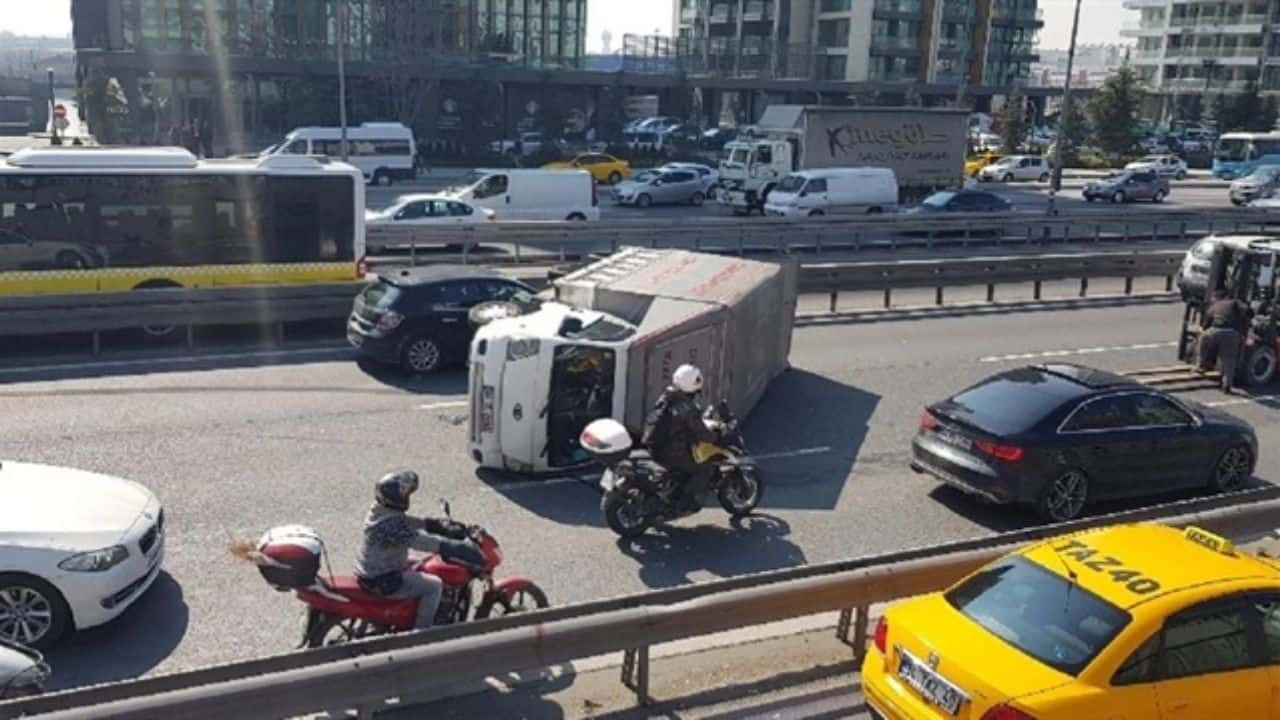 İstanbul E-5’te Kamyonet Kazası: Trafik Kilitlendi ve Uzun Araç Kuyrukları Oluştu