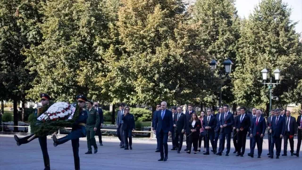 Numan Kurtulmuş, Moskova’da Meçhul Asker Anıtı’na Çelenk Bıraktı: Türkiye-Rusya İlişkilerine Önemli Bir Adım
