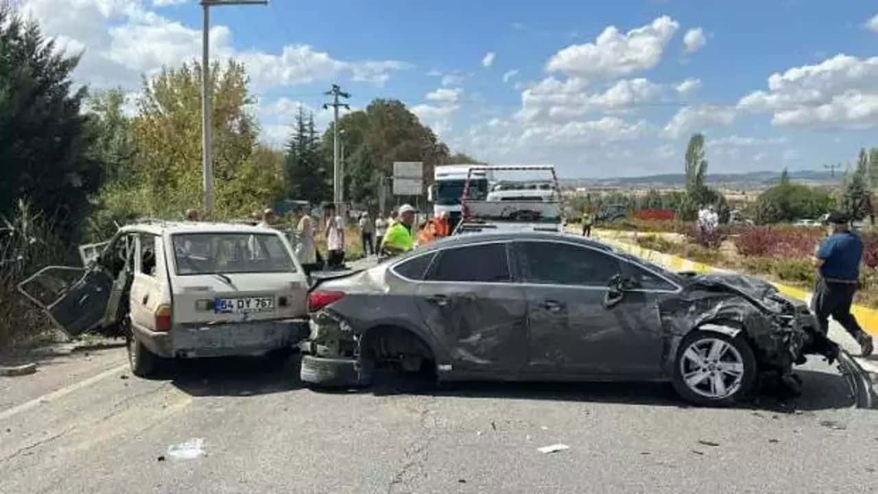 Uşak’ta İki Araç Kafa Kafaya Çarpıştı: 1 Ölü, 4 Yaralı