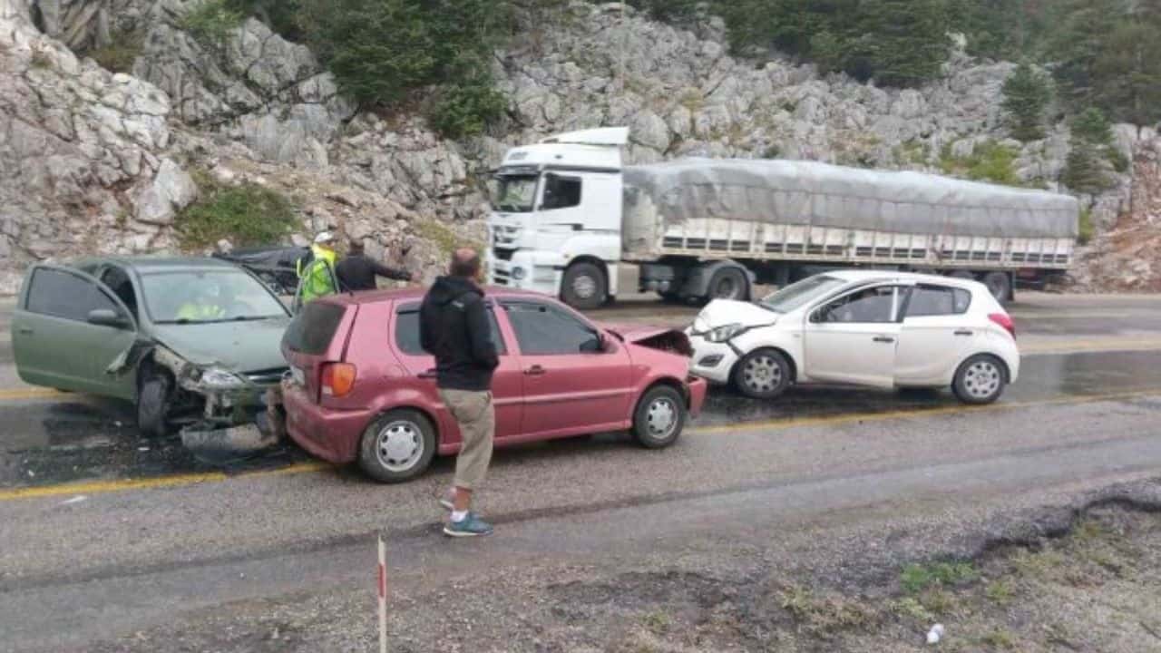 Antalya’da Zincirleme Trafik Kazası: 5 Kişi Yaralandı