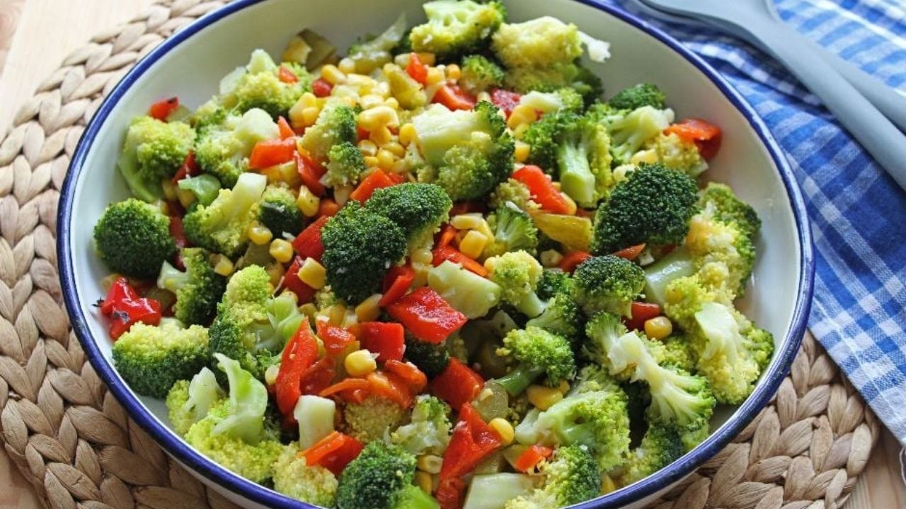 Brokoli Salatası Tarifi ile Sofranıza Renk Katın!