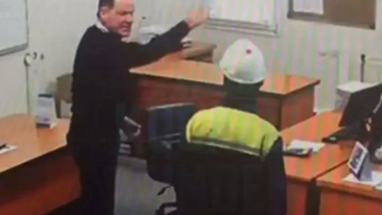 İşçinin Yüzüne Kağıt Fırlatan Patron!