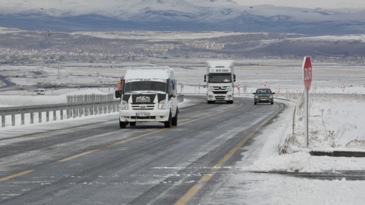 Kars’ta Yaşanan Kar Ve Tipi, Sürücüleri Zor Durumda Bıraktı