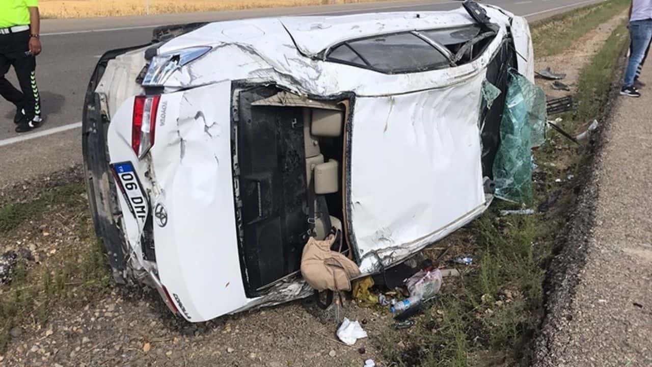 Kırşehir’de Refüje Devrilen Otomobilde 5 Kişi Yaralandı, Bebek Hayati Tehlike Altında