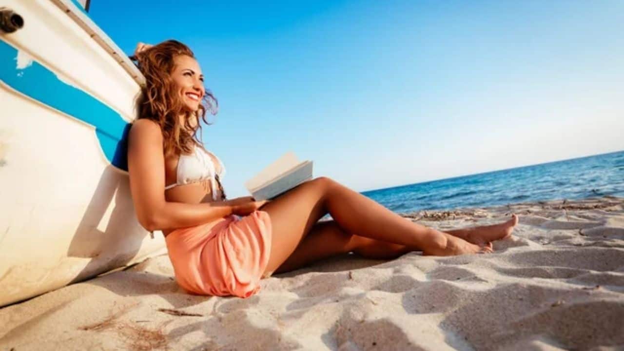 Plajda Kumsalda Kitap Okuma Keyfi