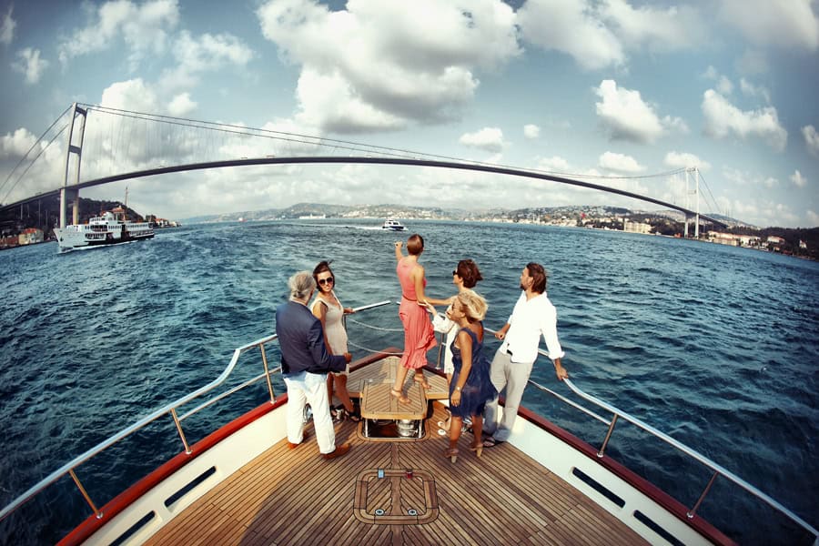 İstanbul Boğazı’nda Tekne Kutlamaları