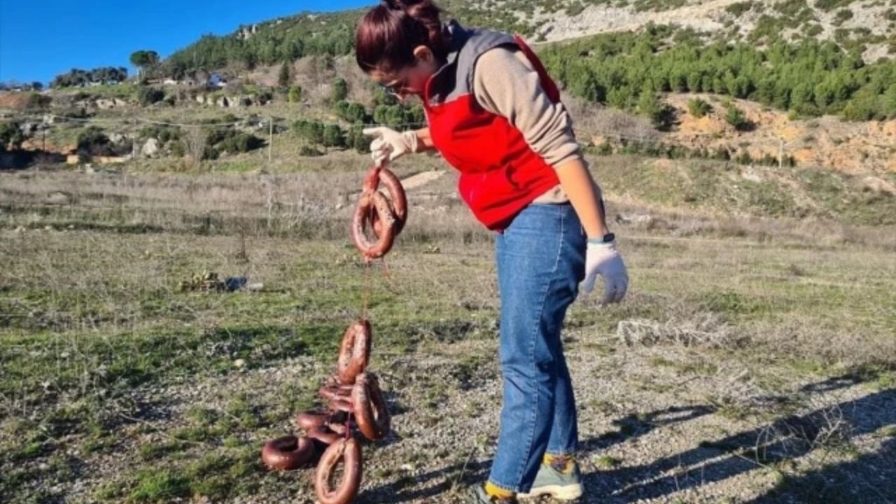 Yol Kenarına Atılan Bozulmuş Sucuklar