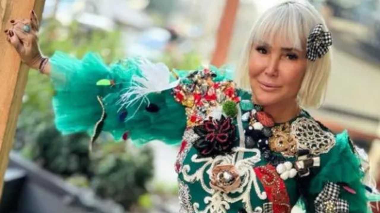 Yonca Evcimik’in Yılbaşı Kostümü Gündem Oldu