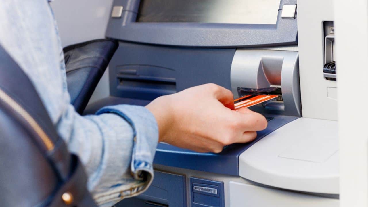 ATM’lerden Para Çekmek Artık Daha Güvenli: Yeni Belge Zorunluluğu