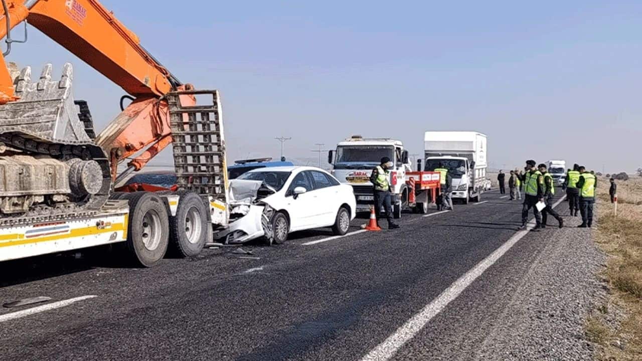 Afyonkarahisar’da Zincirleme Trafik Kazası: Karakol Komutanı Hayatını Kaybetti, 15 Yaralı