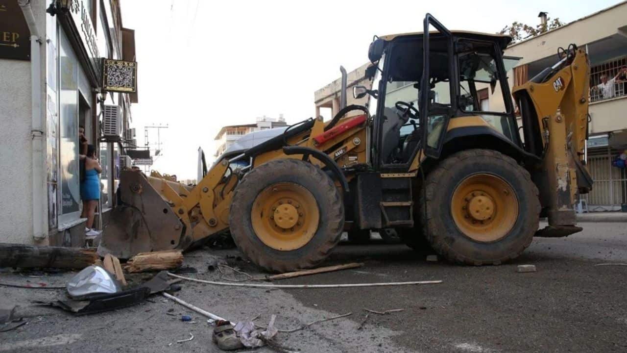 Freni Arızalanan İş Makinesi Kontrolden Çıktı, 8 Kişi Yaralandı