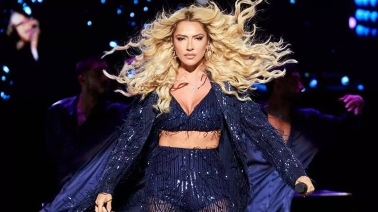 Hadise’nin Yenikapı Konserinde Yangın Paniği: Alanı Terk Etmek Zorunda Kaldılar