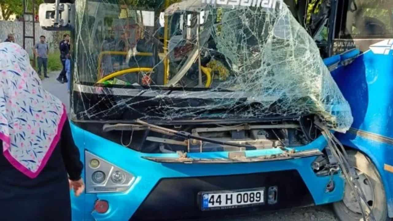 Malatya’da Servis Minibüsü ve Halk Otobüsü Çarpıştı: 24 Yaralı