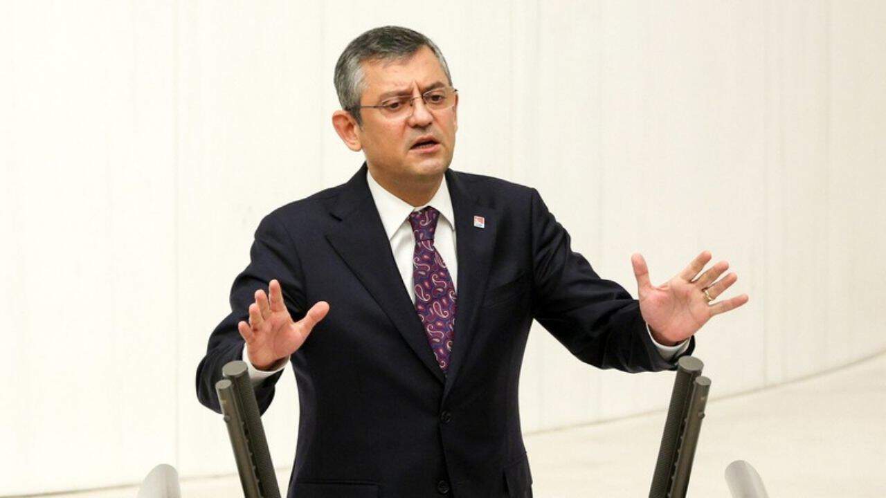 CHP Genel Başkanı Özgür Özel’den CHP’li Belediyelere Soruşturmalar Hakkında Açıklama: “Kendi Belediyelerine CHP’li Belediyeleri Örnek Gösteriyordu”