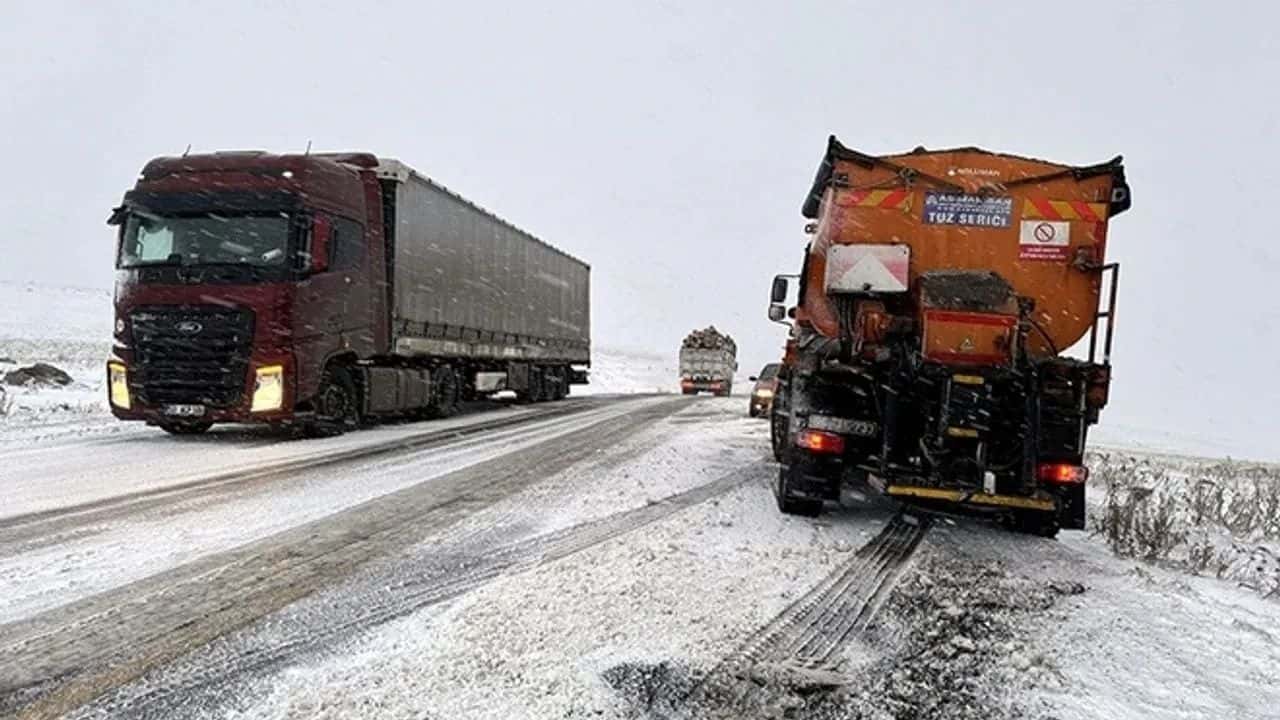 Kar ve Tipi Ardahan’da Hayatı Olumsuz Etkiliyor: Araçlar Yolda Mahsur Kaldı