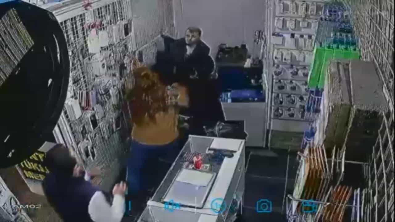 Mecidiyeköy’de Anne Kız, Telefon Tamircisini Karıştırdı!