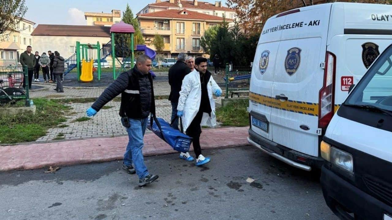 Sakarya’da Çocuk Parkında Genç Bir Adamın Ölümü: Cinayet Mi, İntihar Mı?