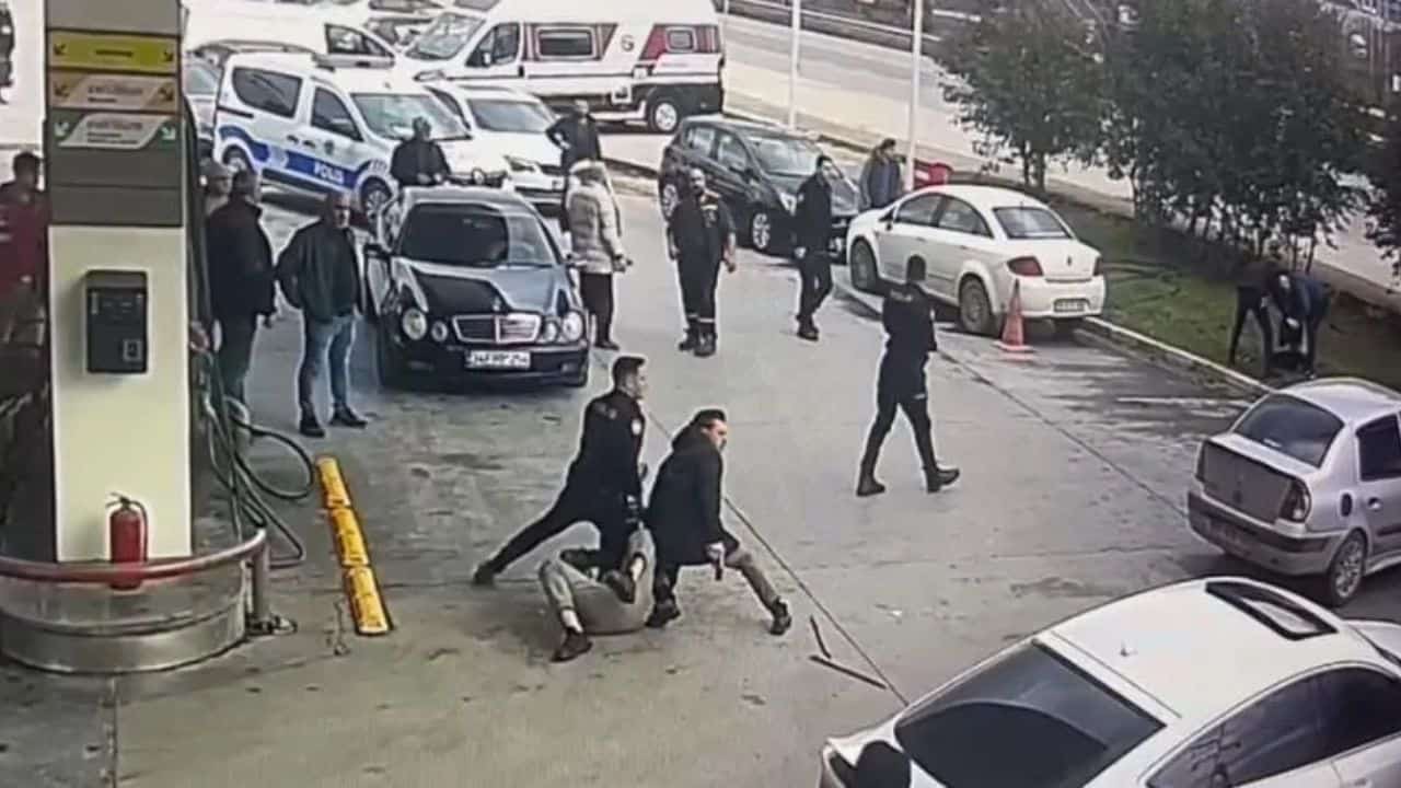 Akaryakıt istasyonundaki dehşet anları; 1’i polis 7 kişinin yaralandı