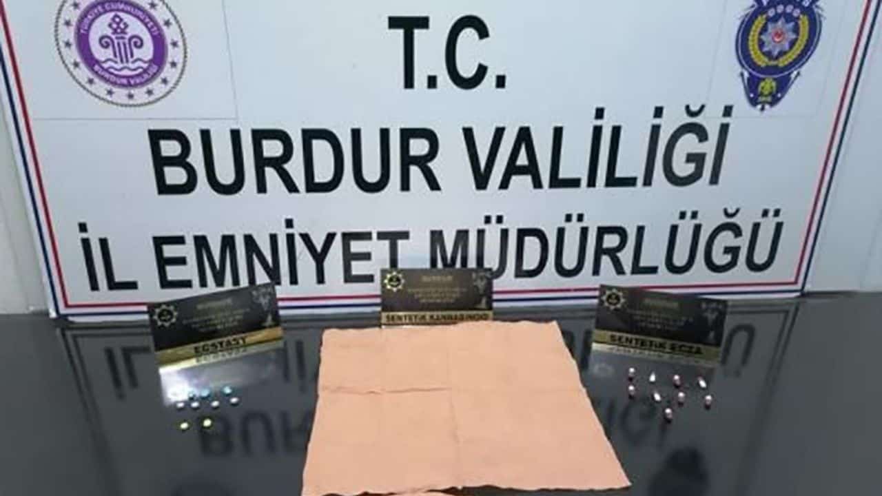 Burdur’da Polis Operasyonu: Araçta Bulunan Uyuşturucu Şüphelileri Tutuklandı mı?
