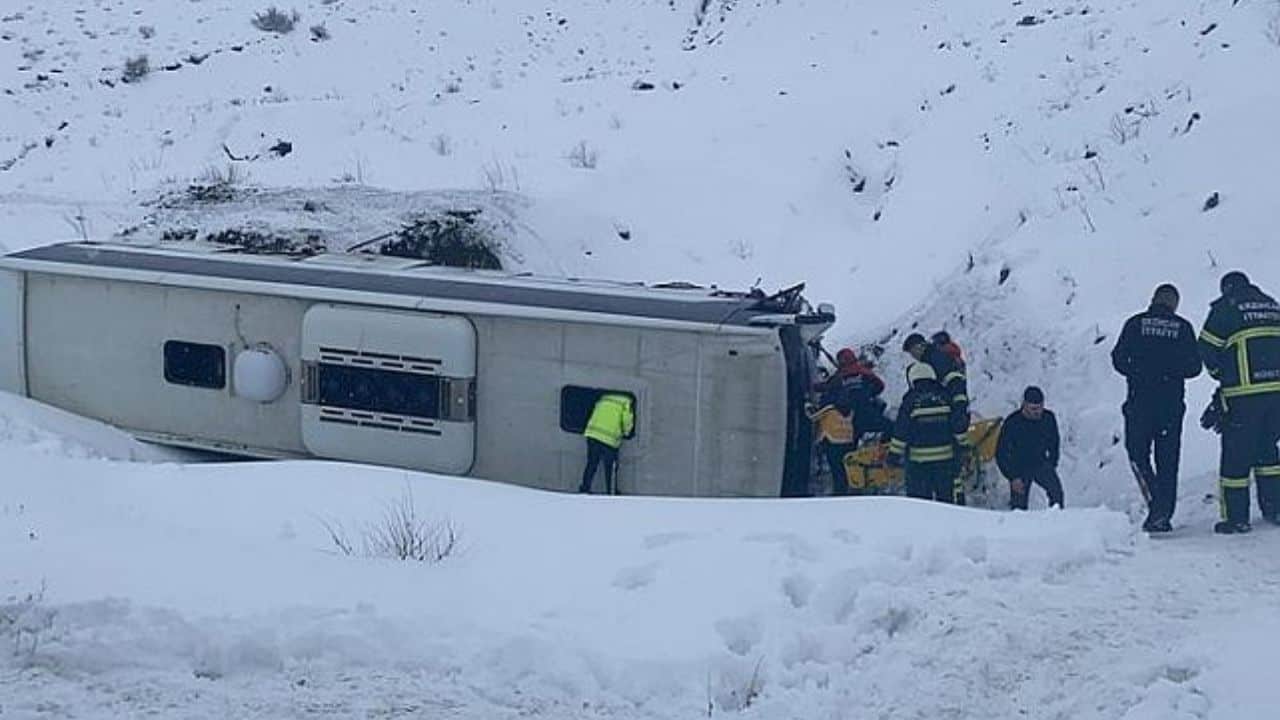 Erzincan’da Yolcu Otobüsü Şarampole Devrildi: 1 Ölü, 30 Yaralı