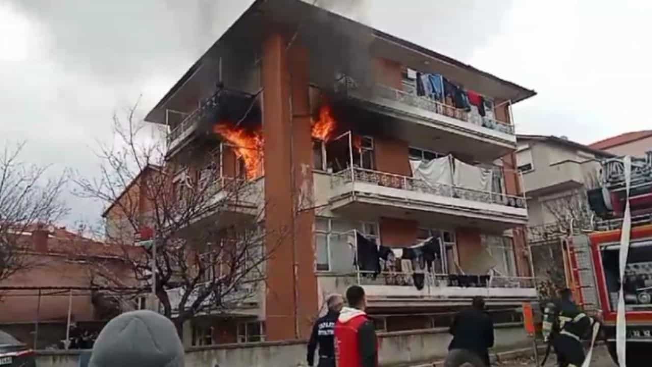 Eşine Öfkelenen Koca, Çocuğun da Olduğu Evi Kundakladı