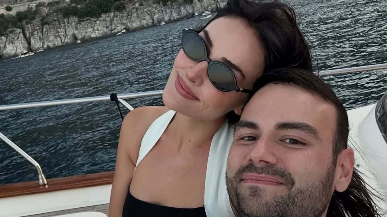Esra Bilgiç ve Faruk Sabancı’nın Londra Tatilinde Romantik Anlar: Kırmızı Ayakkabılar Dikkat Çekti