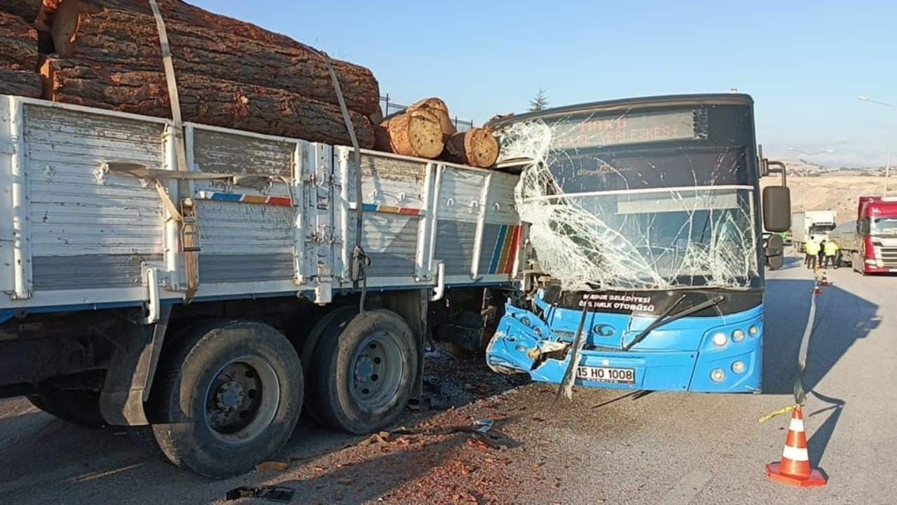 Halk Otobüsü Neden Polis Aracına ve Kamyona Çarptı? Kazadaki Yaralılar Kimlerdir?