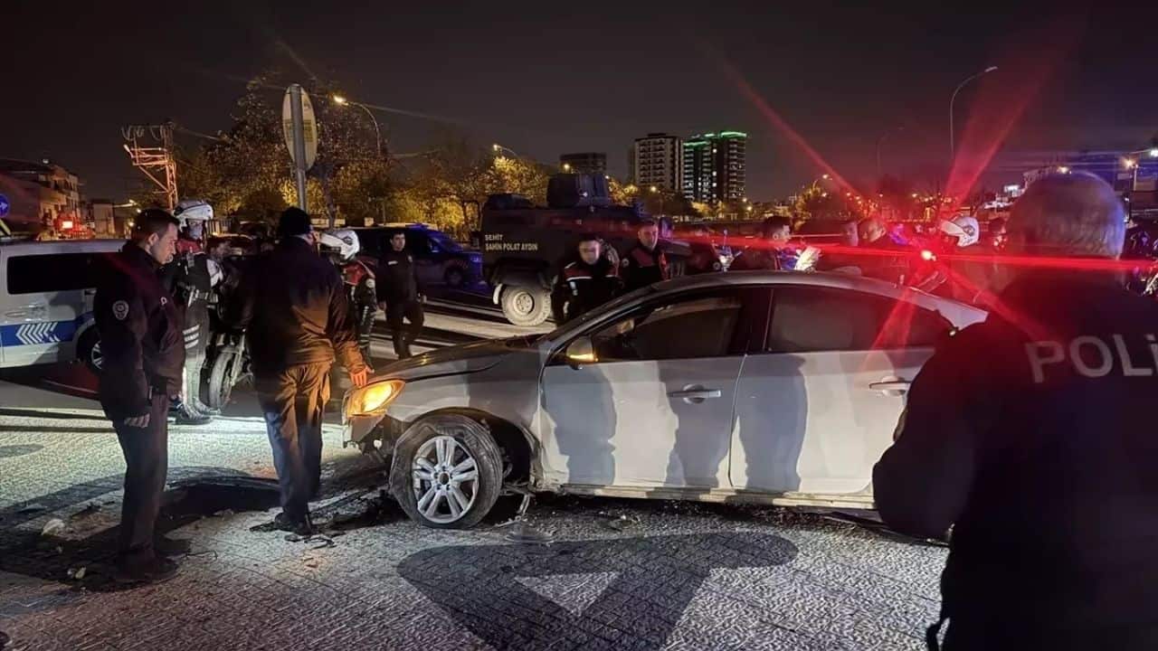 Yüreğir’de Dur İhtarına Uymayan Araç Takibi Sırasında Polislerden 2’si Yaralandı
