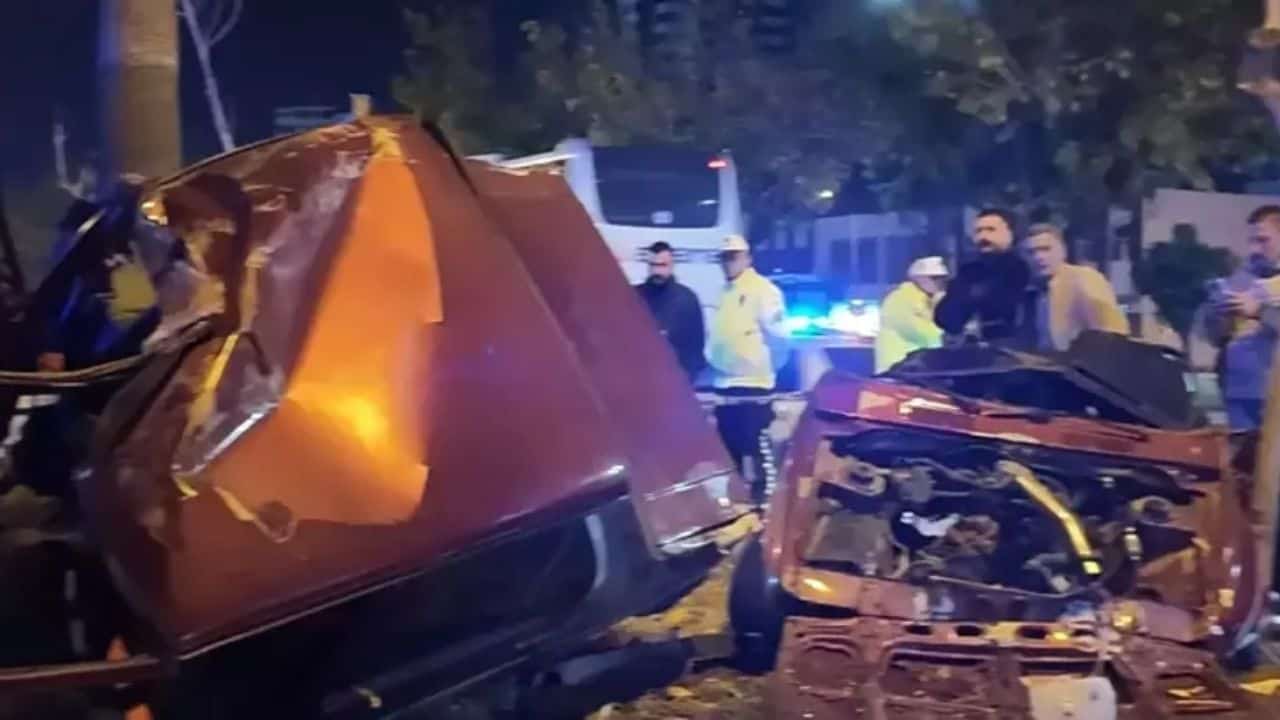 Adana’da Kaza: Refüjdeki Direğe Çarpan Otomobil İkiye Bölündü, 1 Ölü, 2 Yaralı