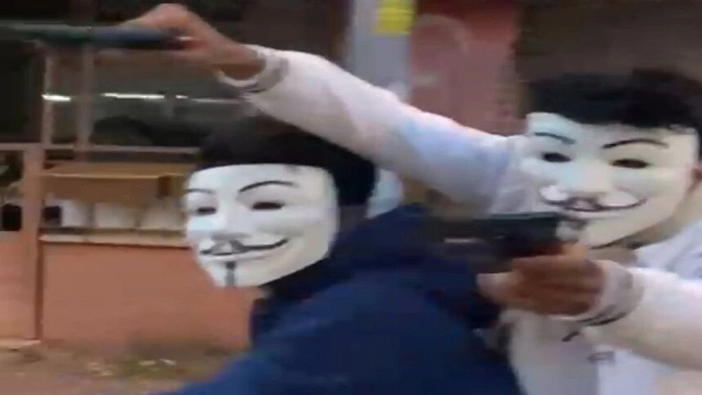 antalya'da anonymous maskesi ve oyuncak silahlarla sokakta gezdi, 4 Şüpheli gözaltına alındı