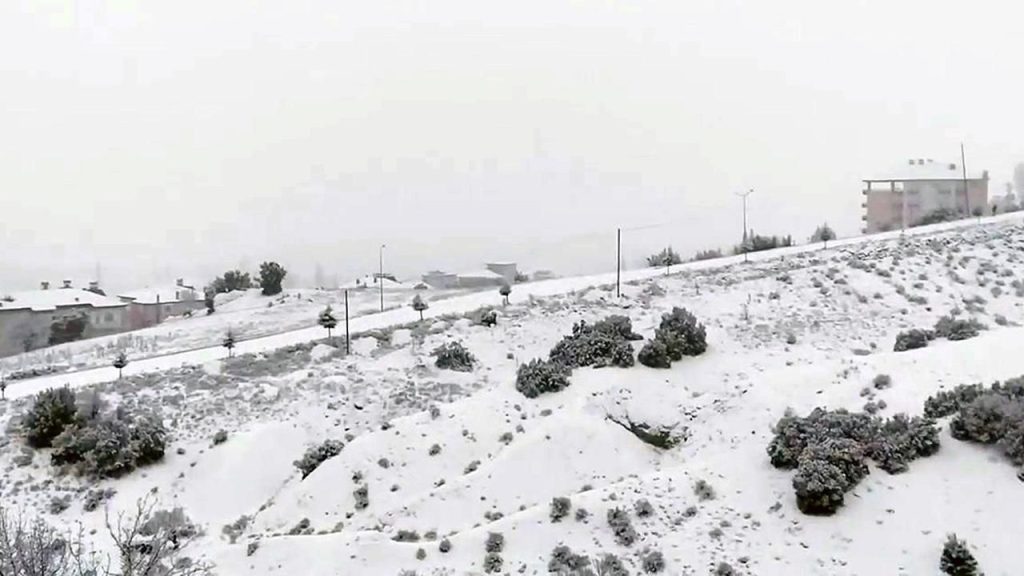 antalya'da havanın aniden değişmesiyle beyaz kapanış kar ve dolu seraları vurdu