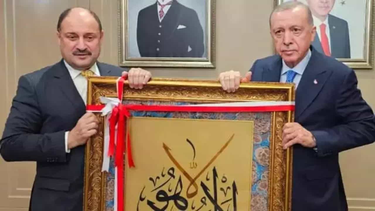 Başkan Erdoğan’a Şanlıurfa’dan Anlamlı Hediye: Hat Tablosu Nedir ve Ne Anlama Geliyor?