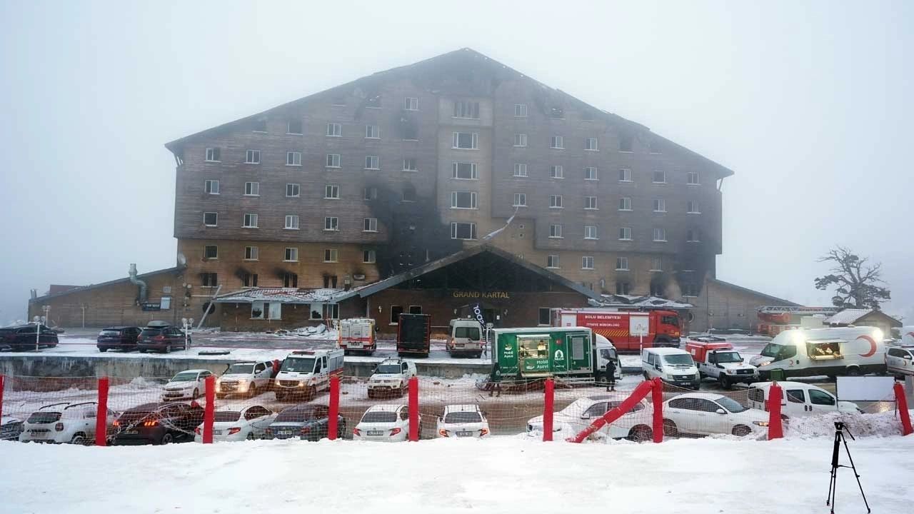 bolu’daki otel yangınında vefat edenlerin ailelerine hakaret eden 6 Şüpheli yakalandı alçakça sözlere soruşturma