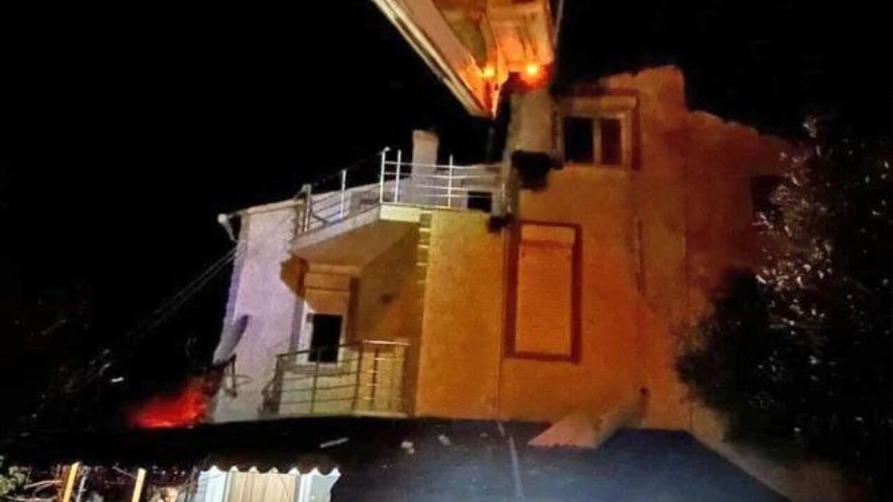 Çeşme'de yıldırım düşmesi evde ciddi hasar oluştu