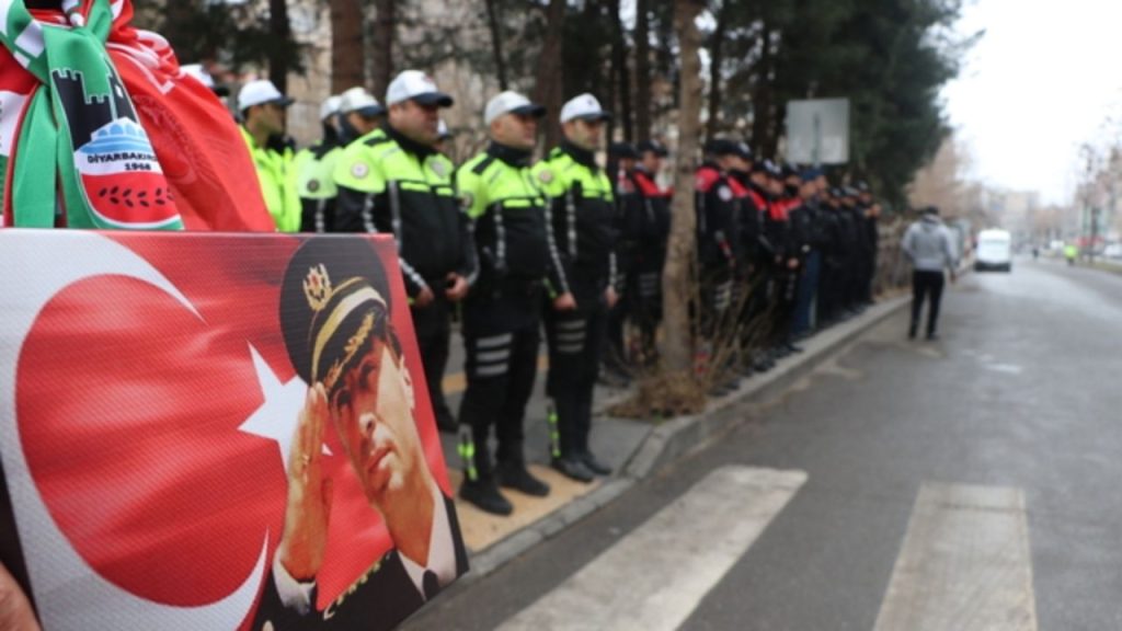 diyarbakır’da Şehit gaffar okkan ve 5 polis arkadaşı anıldı
