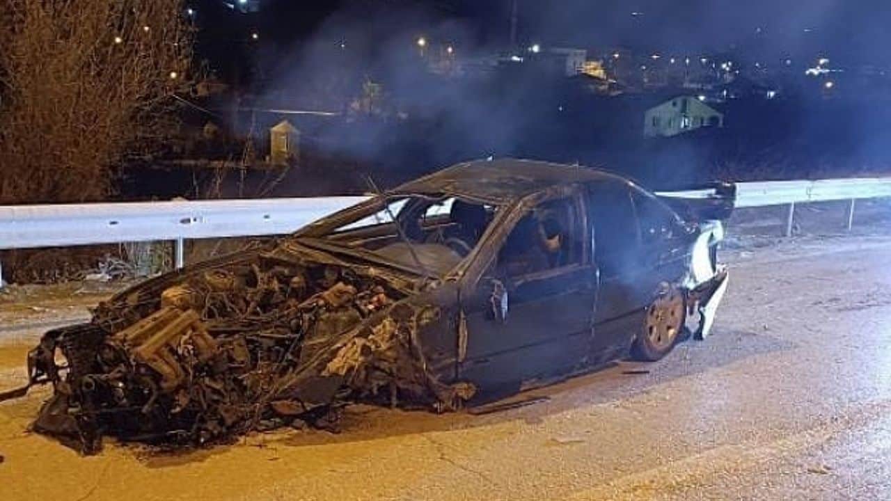Elazığ’da Kontrolden Çıkan Otomobil Kazası: Aydınlatma Direğine Çarptı, Sürücü Kayboldu