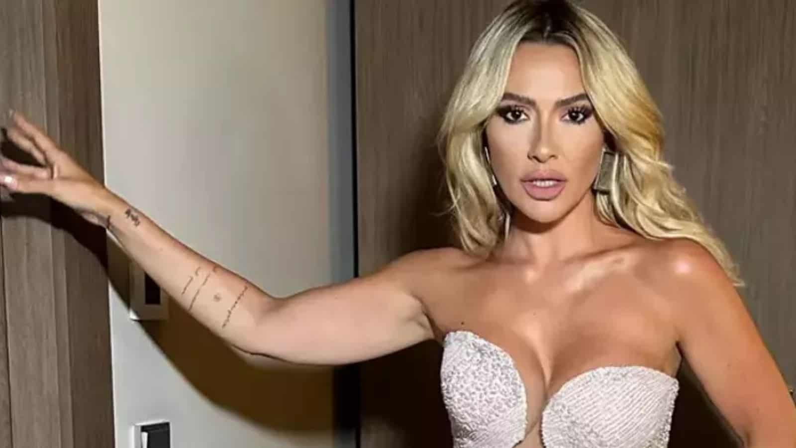 Hadise’nin Cesur Pozları Gündem Oldu: Mor Elbiseyle Sosyal Medyada Büyük İlgi Gördü!