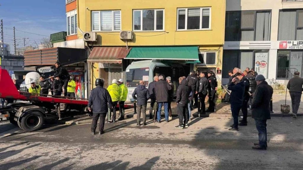 İstanbul kartal'da kontrolden Çıkan minibüs İş yerine girdi 3 yaralı
