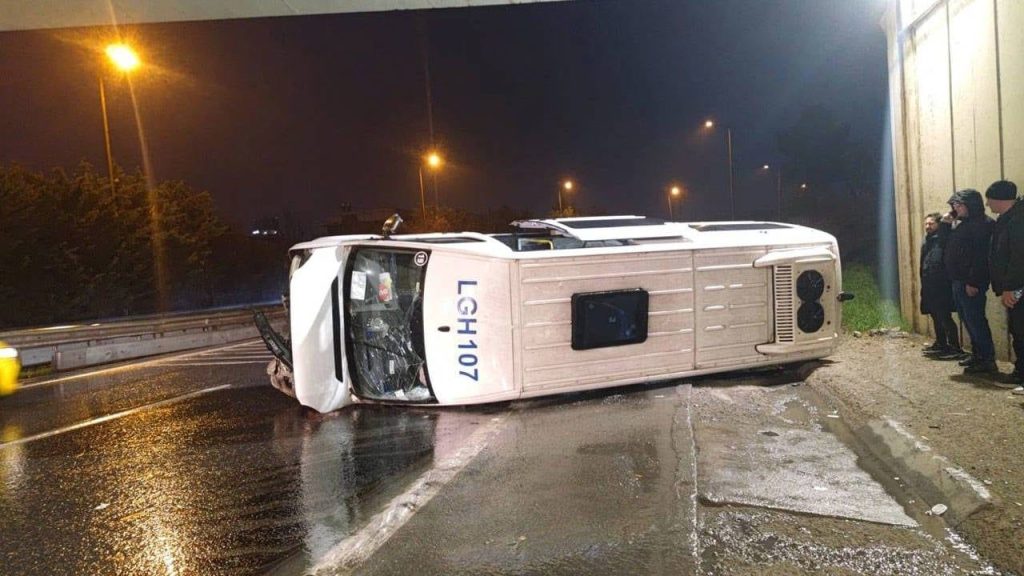  İstanbul Ümraniye’de servis minibüsü devrildi 7 kişi yaralandı