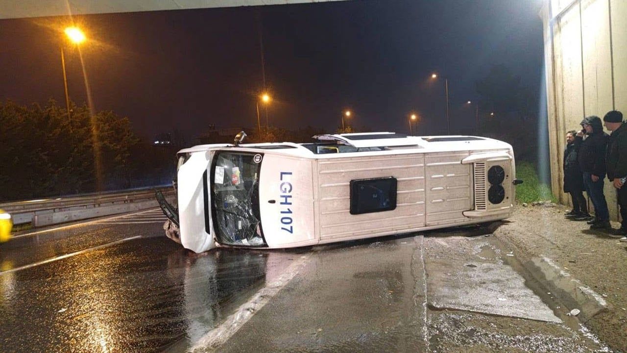 İstanbul Ümraniye’de servis minibüsü devrildi 7 kişi yaralandı