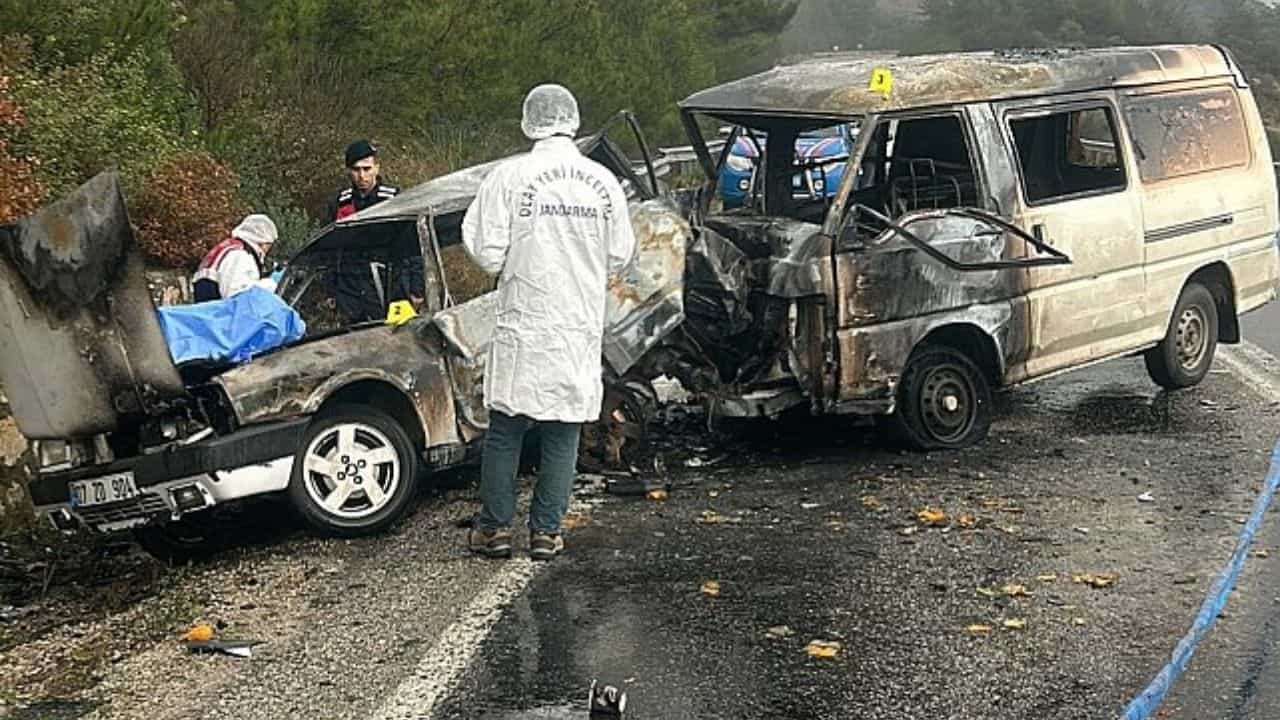 İzmir’de Korkunç Kaza: Otomobil Alev Alarak Sürücüsünü Hayatından Etti, 3 Yaralı!