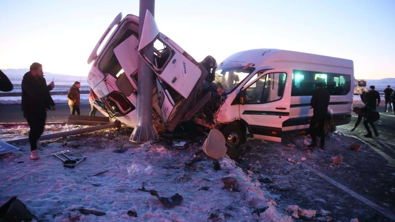 Kars’ta İki Minibüs Çarpıştı: 1’i Ağır, 27 Kişi Yaralandı