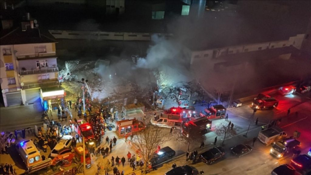  konya'da Çöken binanın enkazından 3 kişi sağ kurtarıldı, 2 kişinin cansız bedeni Çıkarıldı