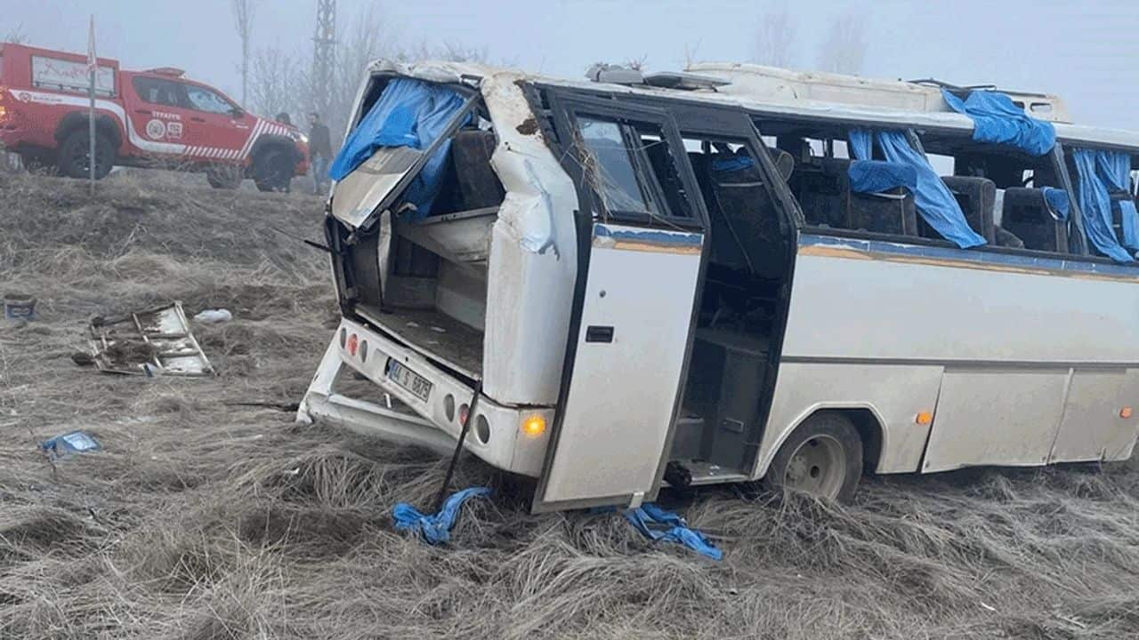 Malatya’da Servis Aracı Kaza Yaptı: 1 Ölü, 16 Yaralı