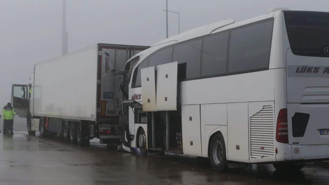 Niğde’de Yolcu Otobüsü ile TIR Arasında Feci Kaza: 8 Yaralı