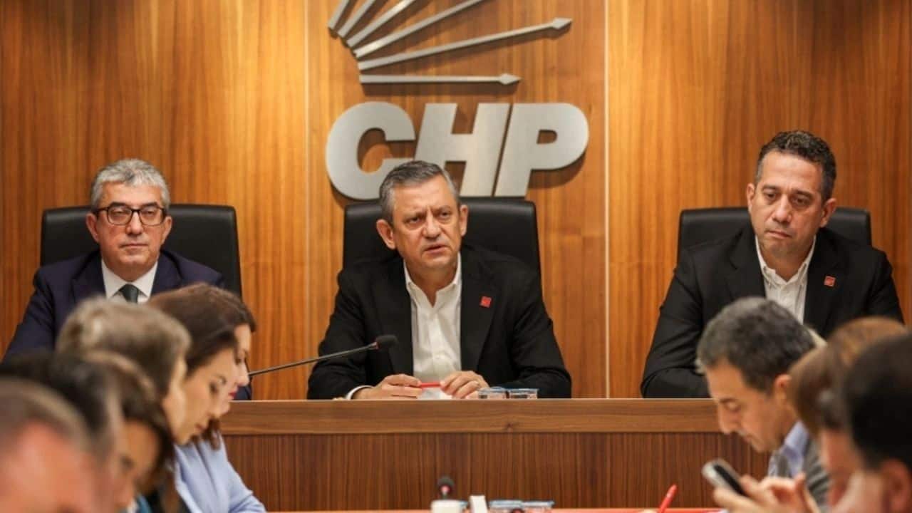 Özgür Özel, CHP İstanbul İl Başkanlığı’nda Milletvekilleriyle Toplandı