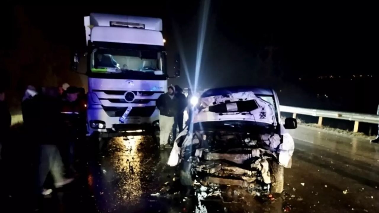 sinop'ta feci kaza otomobil ile tir Çarpıştı, 2 kişi hayatını kaybetti